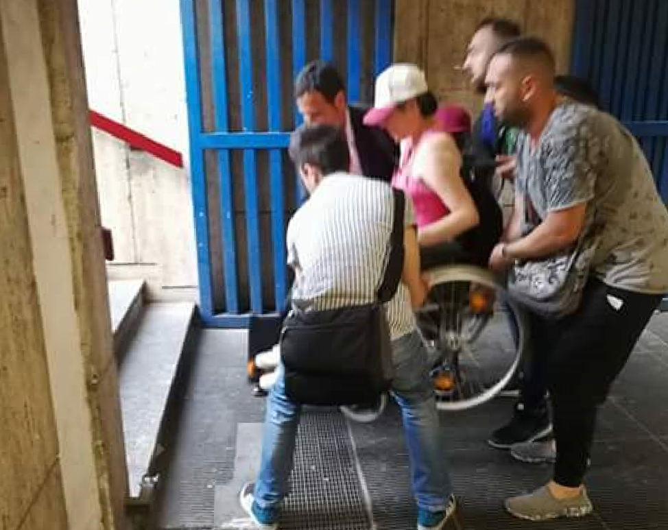 Antonella, aiutata da quattro passanti, cerca di uscire dalla stazione della metropolitana
