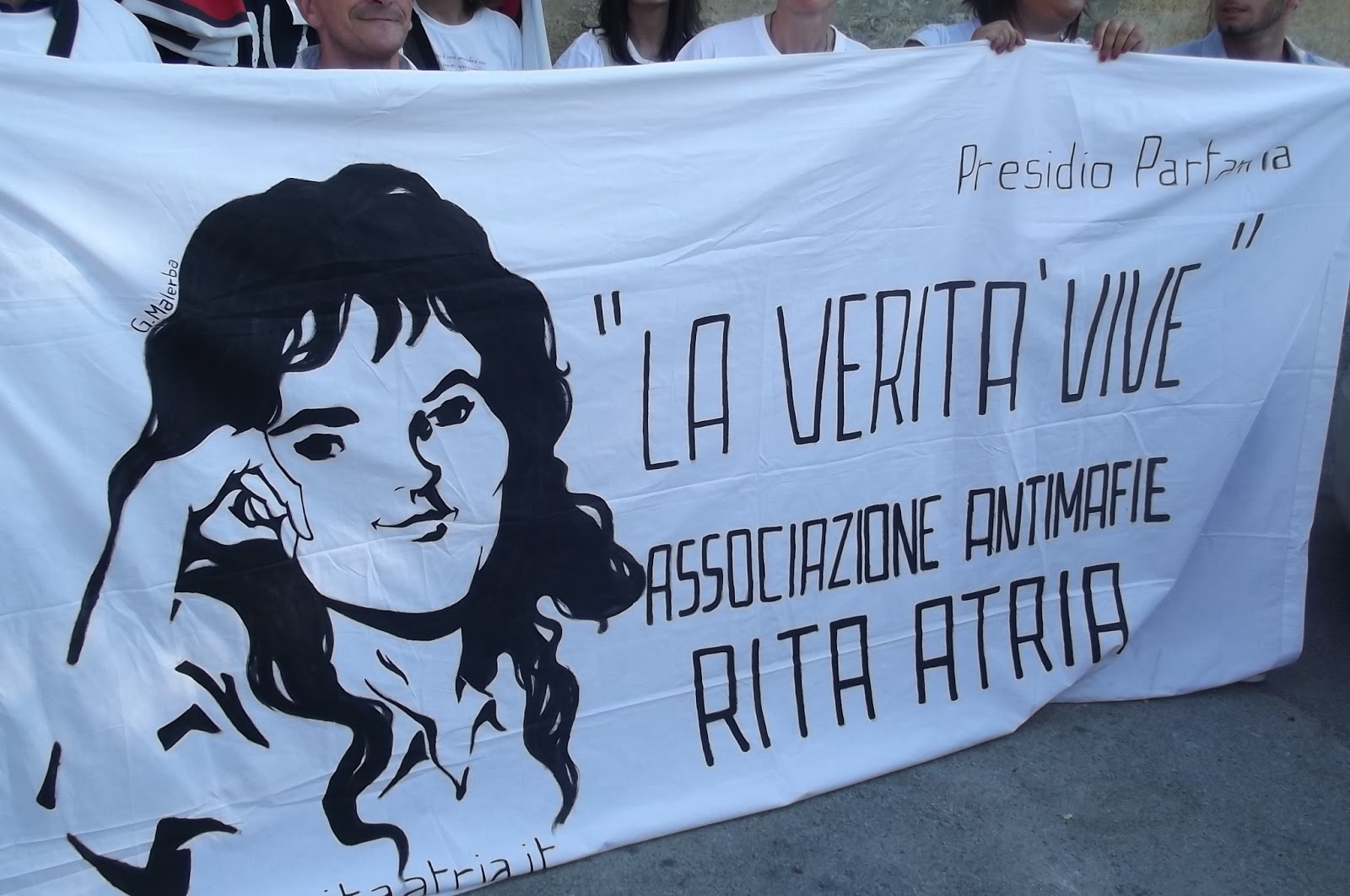 Uno striscione dell'Associazione Antimafia Rita Atria (fonte: MalgradotuttoBlog)