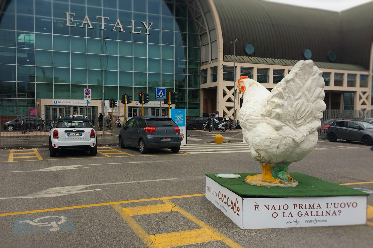 Un pollo gigante occupa un parcheggio riservato