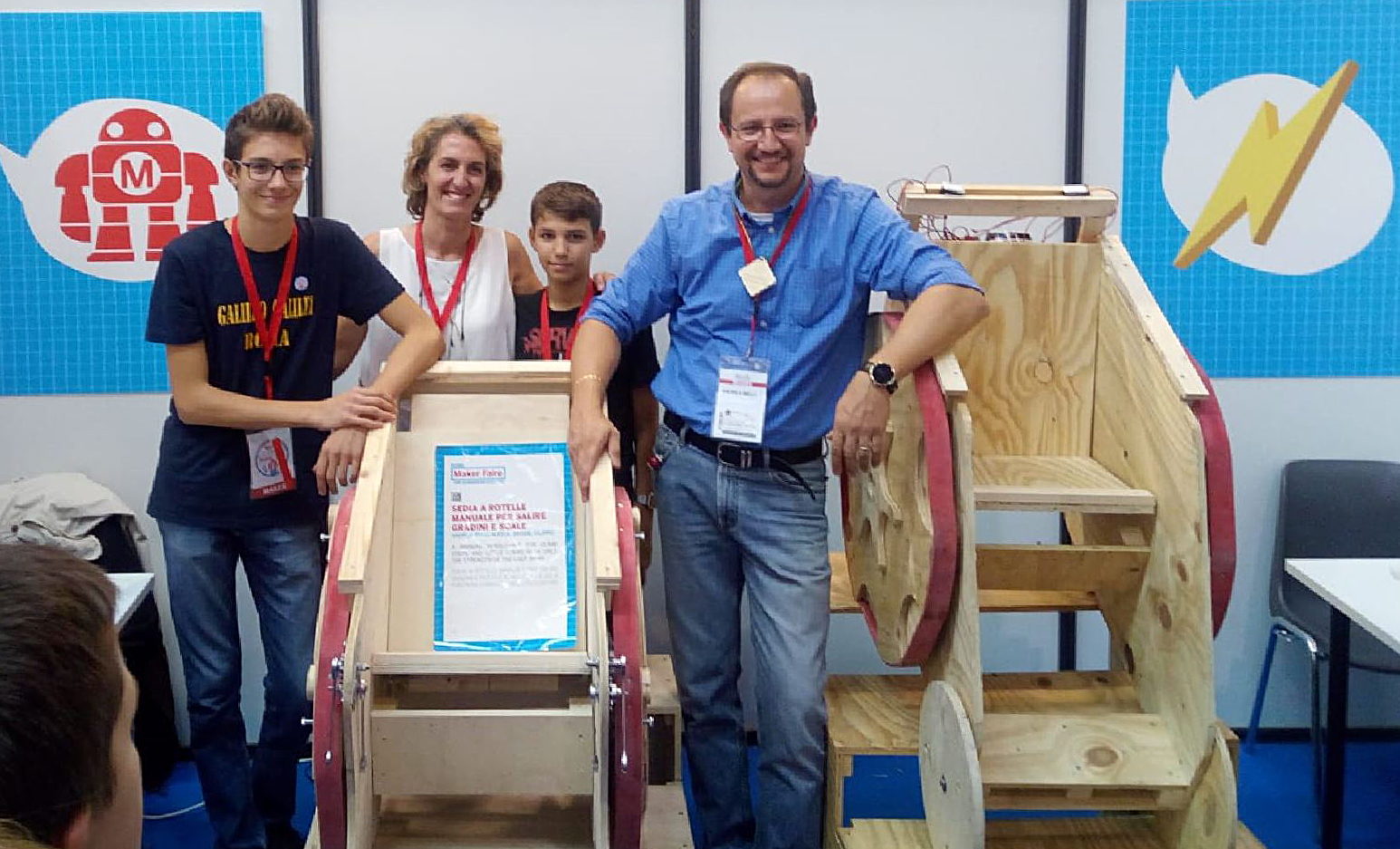 Andrea Belli (al centro) presenta il suo prototipo durante la Maker Faire