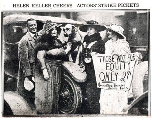 "Sono un socialista perché solo sotto il socialismo chiunque può ottenere il diritto di lavorare e di essere felice." - Helen Keller, con cappello nero, a sostegno dello sciopero degli attori, 1919.