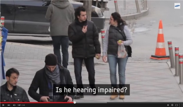 Un frammento del video di Hearing Hands