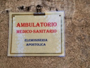 Entrata dell'ambulatorio di "Medicina Solidale" al colonnato