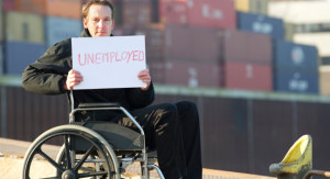 Cittadino americano con il cartello "disoccupato"