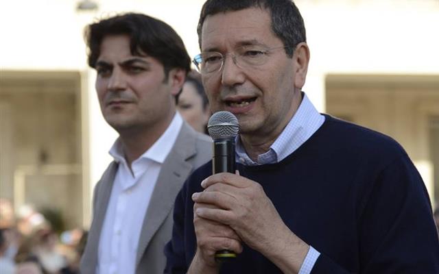 Da sinistra, l'ex presidente del decimo Municipio Andrea Tassone e l'ex sindaco Ignazio Marino (entrambi sotto PD). Fonte: wilditaly.net