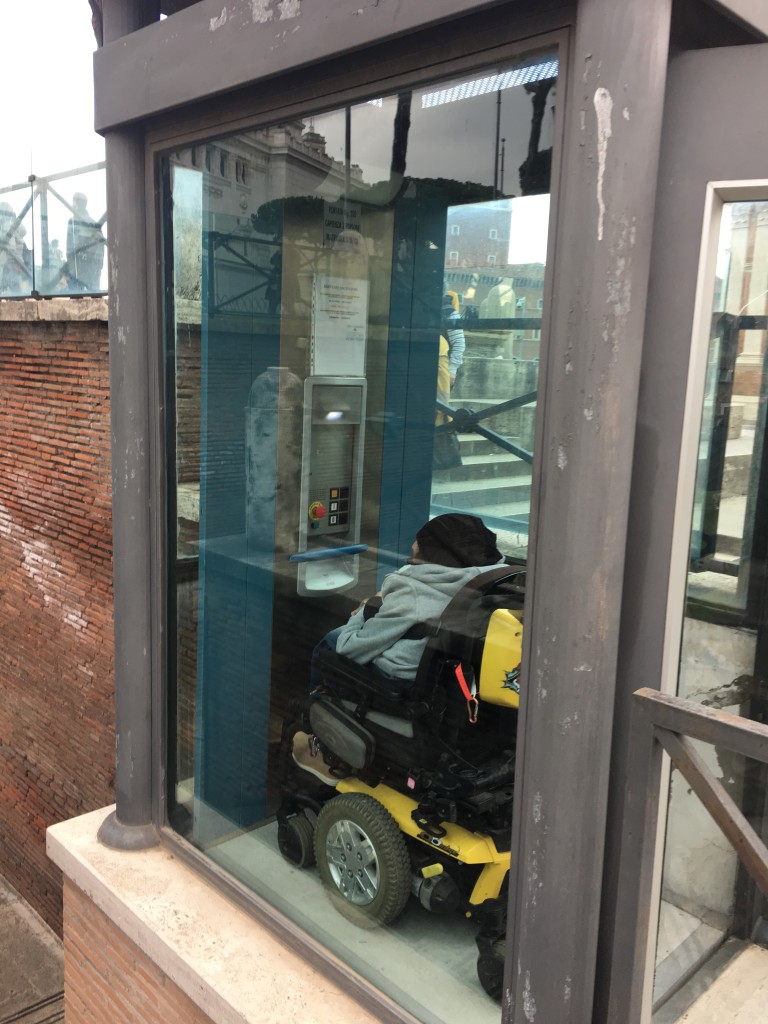 L'ascensore sito all'entrata del foto di Traiano