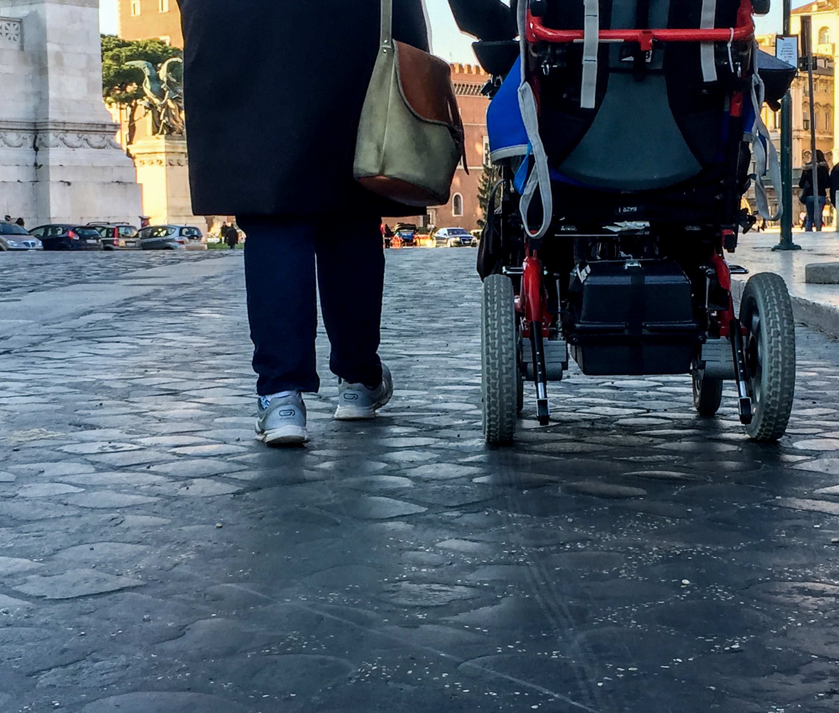 Una volontaria accompagna un utente con disabilità (foto di Dorka Erős)