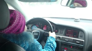 La bimba al volante dell'Audi