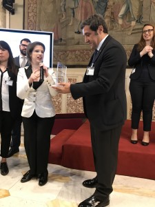 Flavio Insinna riceve il premio "NON STOP" da Laura Coccia