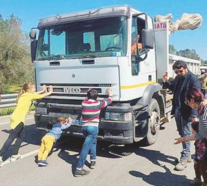 Un momento della protesta 'No Tap' a Melendugno (Ph. Ansa.it) 