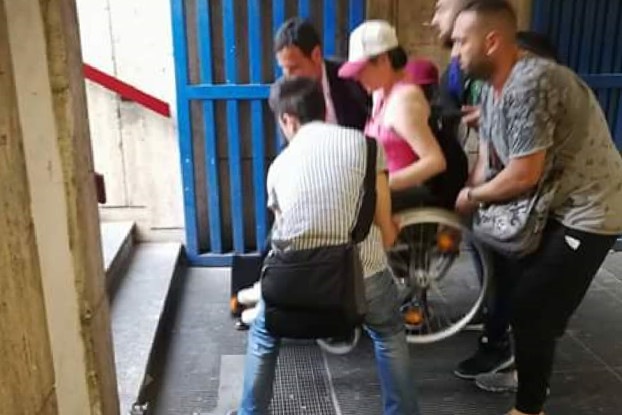 Antonella, aiutata da quattro passanti, cerca di uscire dalla stazione della metropolitana