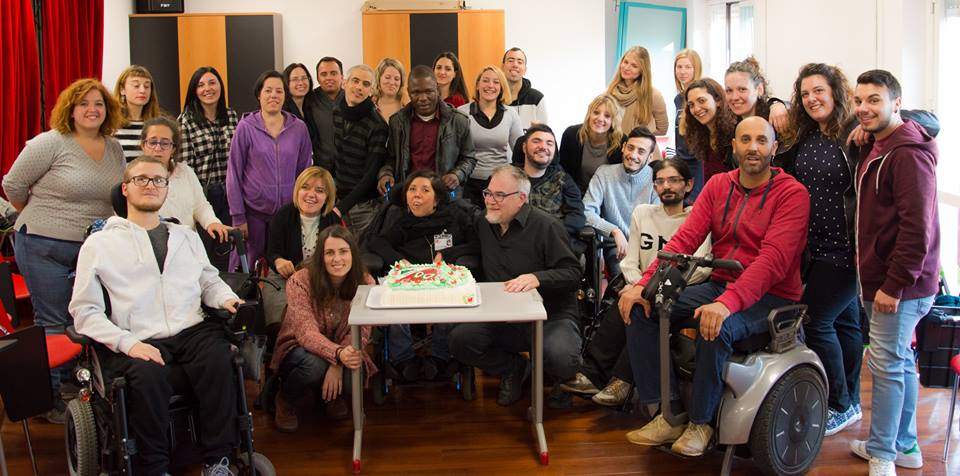 Foto di gruppo con gli ex volontari in Servizio Civile