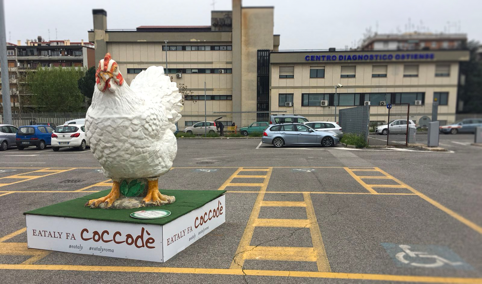 La statua a forma di gallina nel parcheggio di Eataly