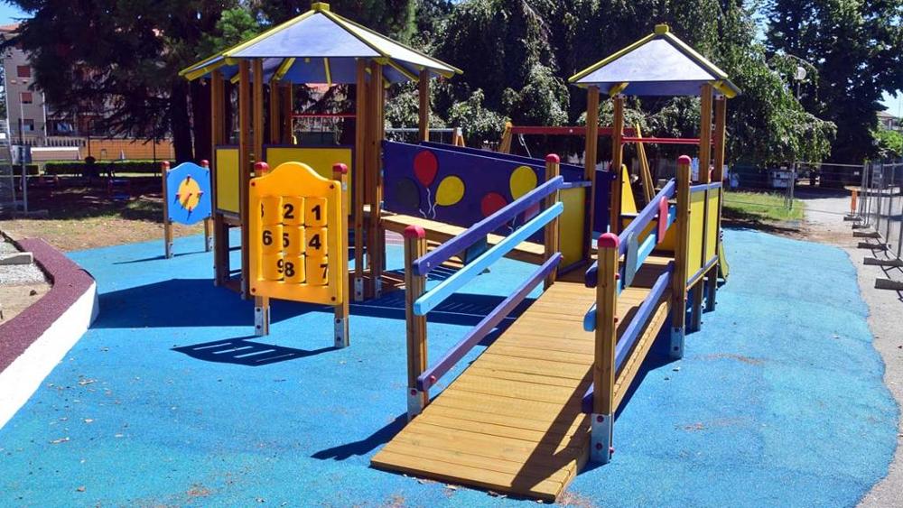 Parco giochi bambini con disabilità 