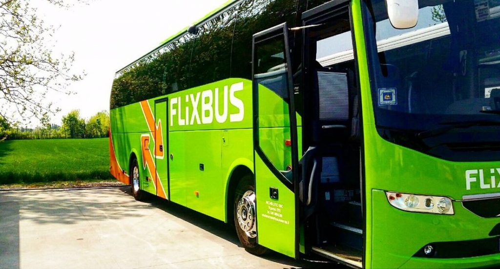 Un mezzo della scuderia Flixbus (fonte: Associazione Luca Coscioni)