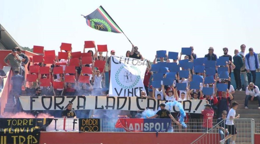 Ultras del Ladispoli con lo striscione: "Chi osa, Vince!" famoso motto del ventennio fascista