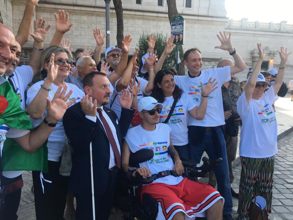 Alcuni manifestanti non udenti con l'organizzatore del Disability Pride, Carmelo Comisi