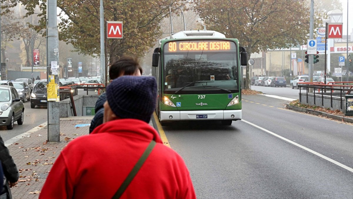 La fermata del filobus di viale Romagna-largo Rio De Janeiro a Milano (fonte: La Repubblica)
