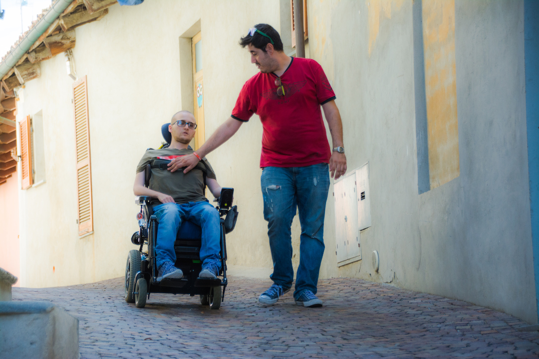 Gli assistenti personali, figure essenziali per le persone con disabilità