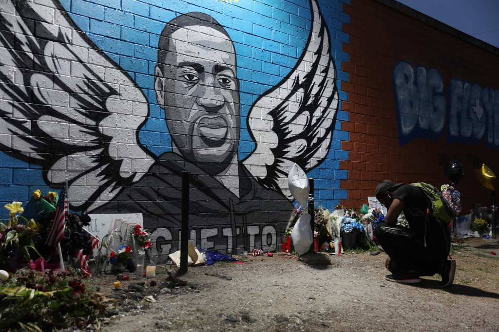 Un murales in memoria di George Floyd (foto di Joe Raedle/Getty Images)