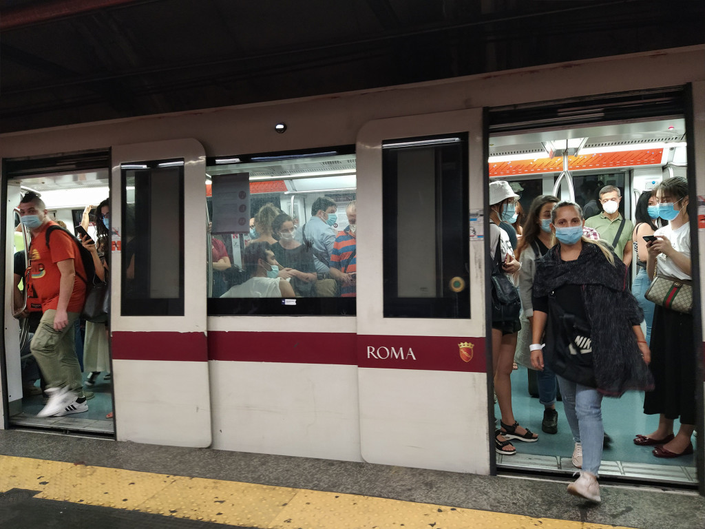 Passeggeri nella metro A (foto di Lucia Romani)