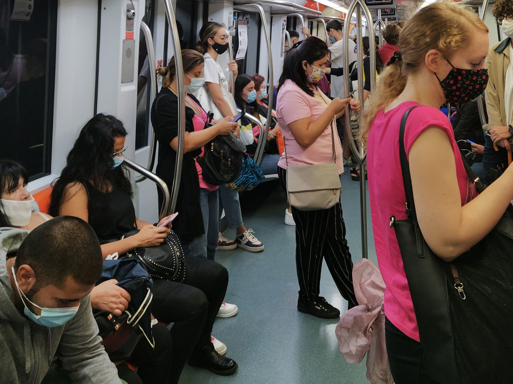 Passeggeri nella metro A (foto di Lucia Romani)