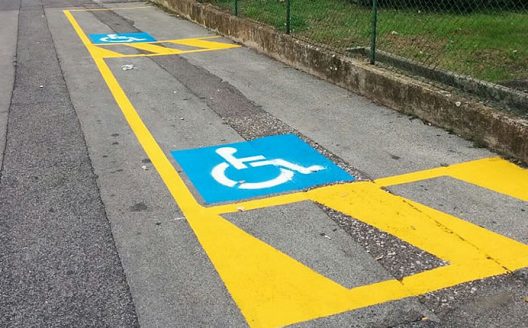 18131-parcheggio_abusivo_su_posto_riservato_ai_disabili_cassazione_multa-528x328