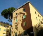Un enorme murales omaggia Gigi Proietti a Roma