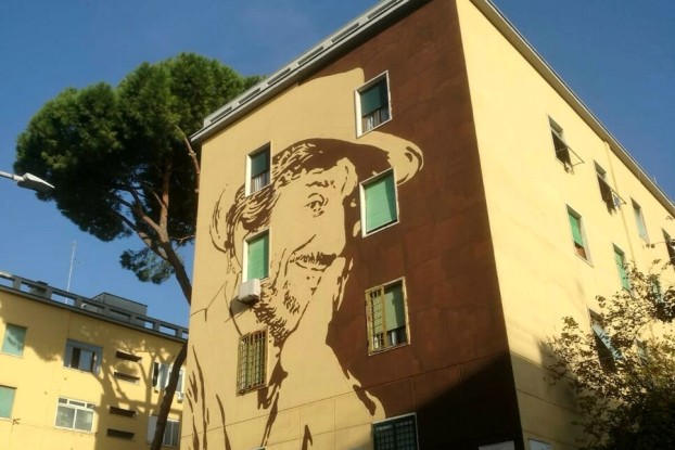 Un enorme murales omaggia Gigi Proietti a Roma