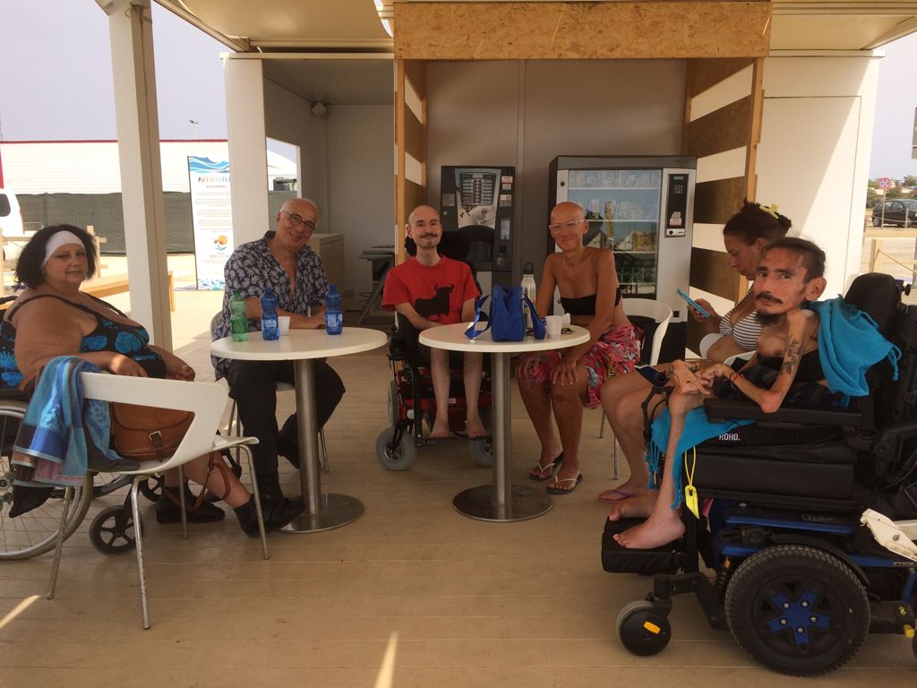 I nostri redattori nell'area ristoro della spiaggia Liberamente