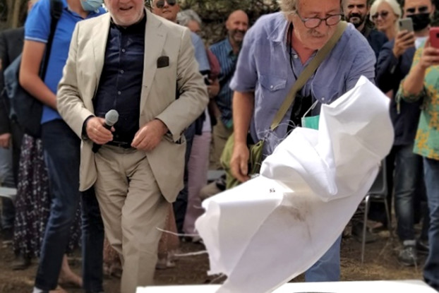 Momento in cui viene svelata e posata la prima pietra, realizzata dal Maestro Ceramista Oriano Zampieri (foto: Lucia Romani)