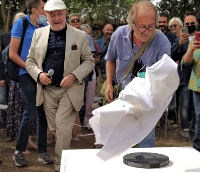 Momento in cui viene svelata e posata la prima pietra, realizzata dal Maestro Ceramista Oriano Zampieri (foto: Lucia Romani)