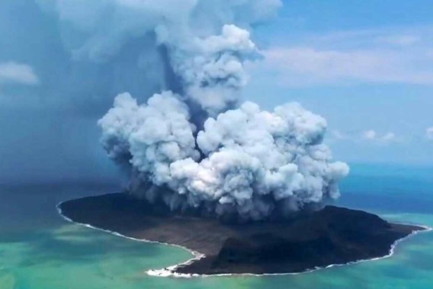 L’esplosione del vulcano a Tonga (foto Twitter/NewsNZ)