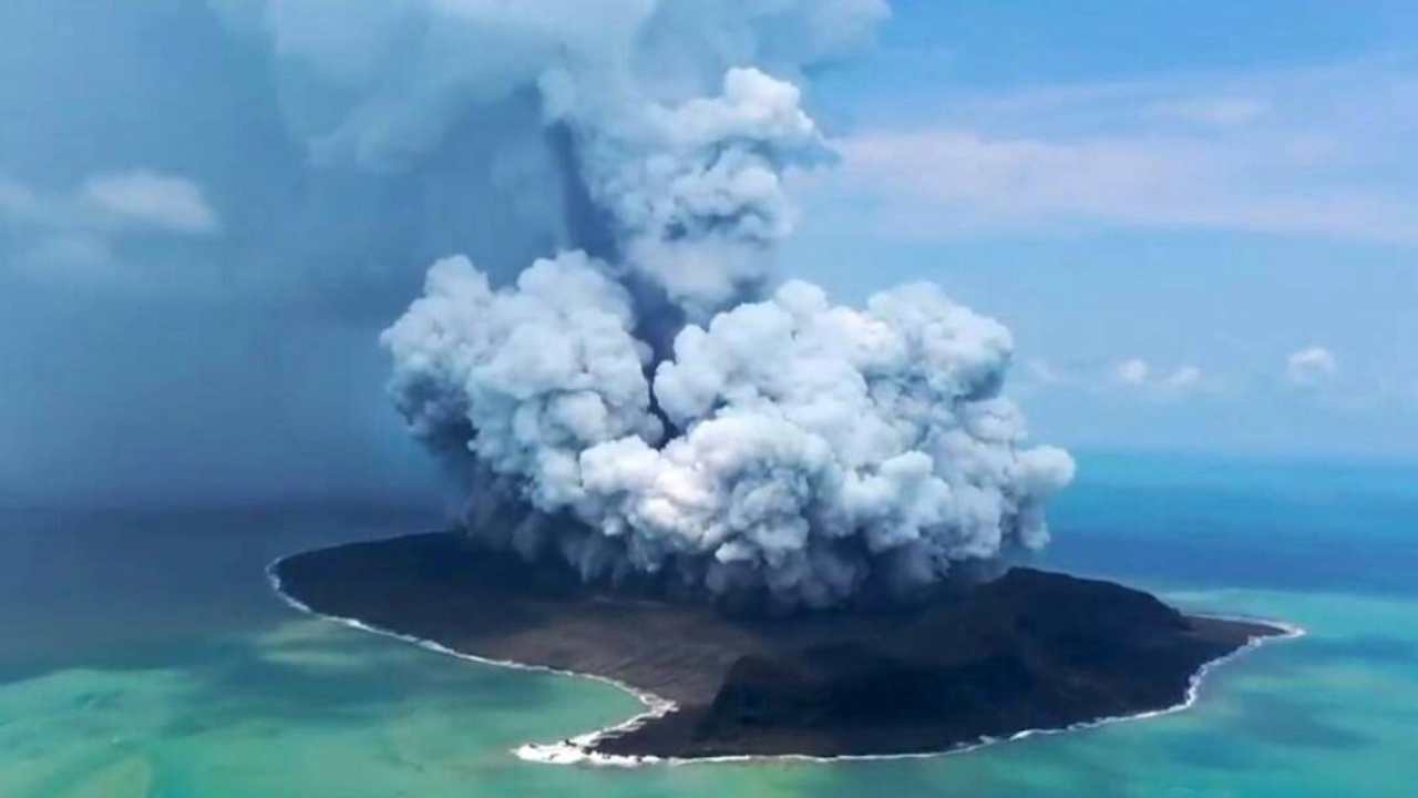 L’esplosione del vulcano a Tonga (foto Twitter/NewsNZ)