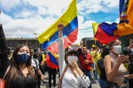 Giovani manifestanti in Colombia (foto: El Pais)