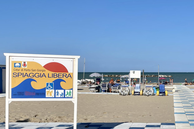 Uno scorcio della spiaggia libera di Porto San Giorgio