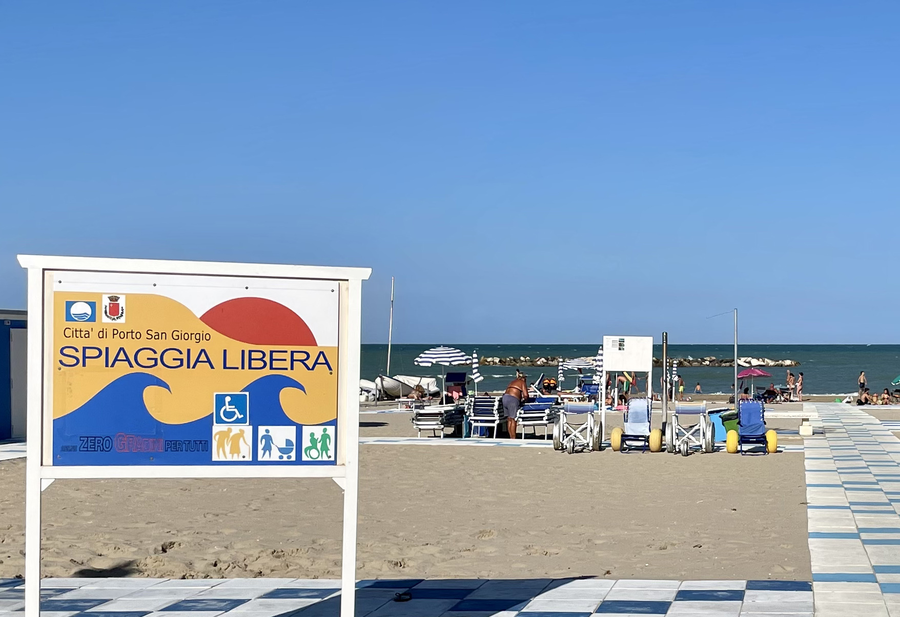 Uno scorcio della spiaggia libera di Porto San Giorgio