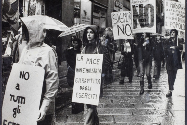 Manifestazione per la pace (dalla mostra “Signornò. I luoghi dell’obiezione di coscienza a Torino”)