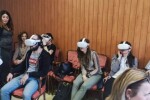 I partecipanti durante una prova della realtà virtuale alle Manifestazioni Nazionali UILDM 2023