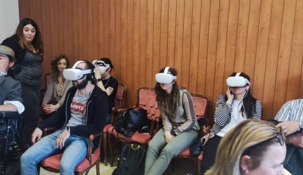 I partecipanti durante una prova della realtà virtuale alle Manifestazioni Nazionali UILDM 2023