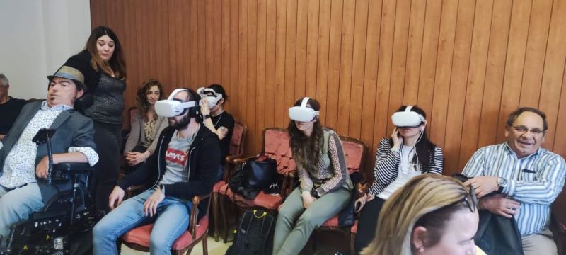 I partecipanti durante una prova della realtà virtuale alle Manifestazioni Nazionali UILDM 2023