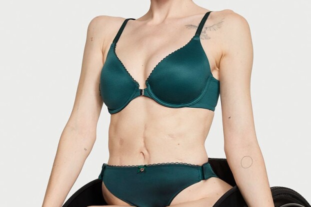 Una modella con disabilità indossa un completino Victoria's Secret