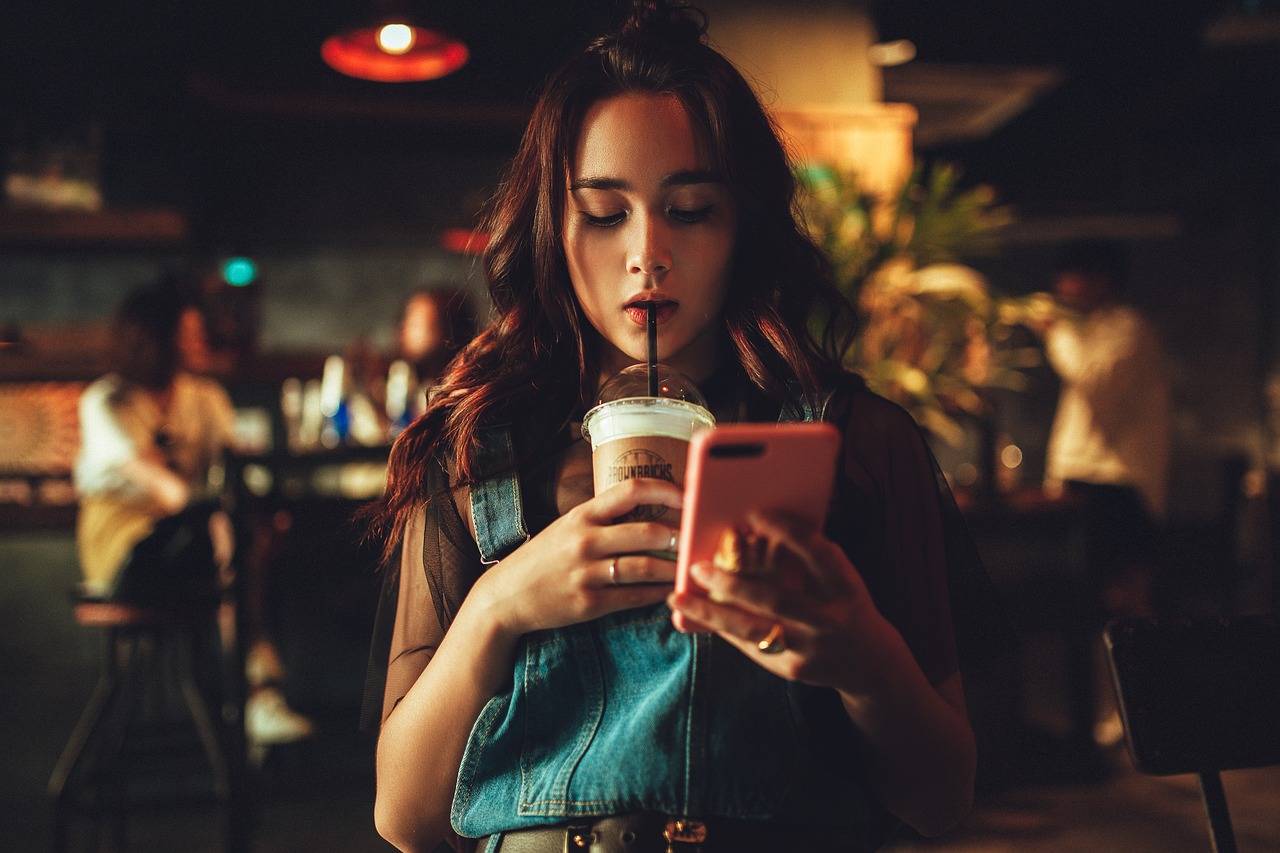 L'ennesimo caffè in attesa di ricevere un Mi Piace sui social. In questa immagine due tipici esempi di dipendenza