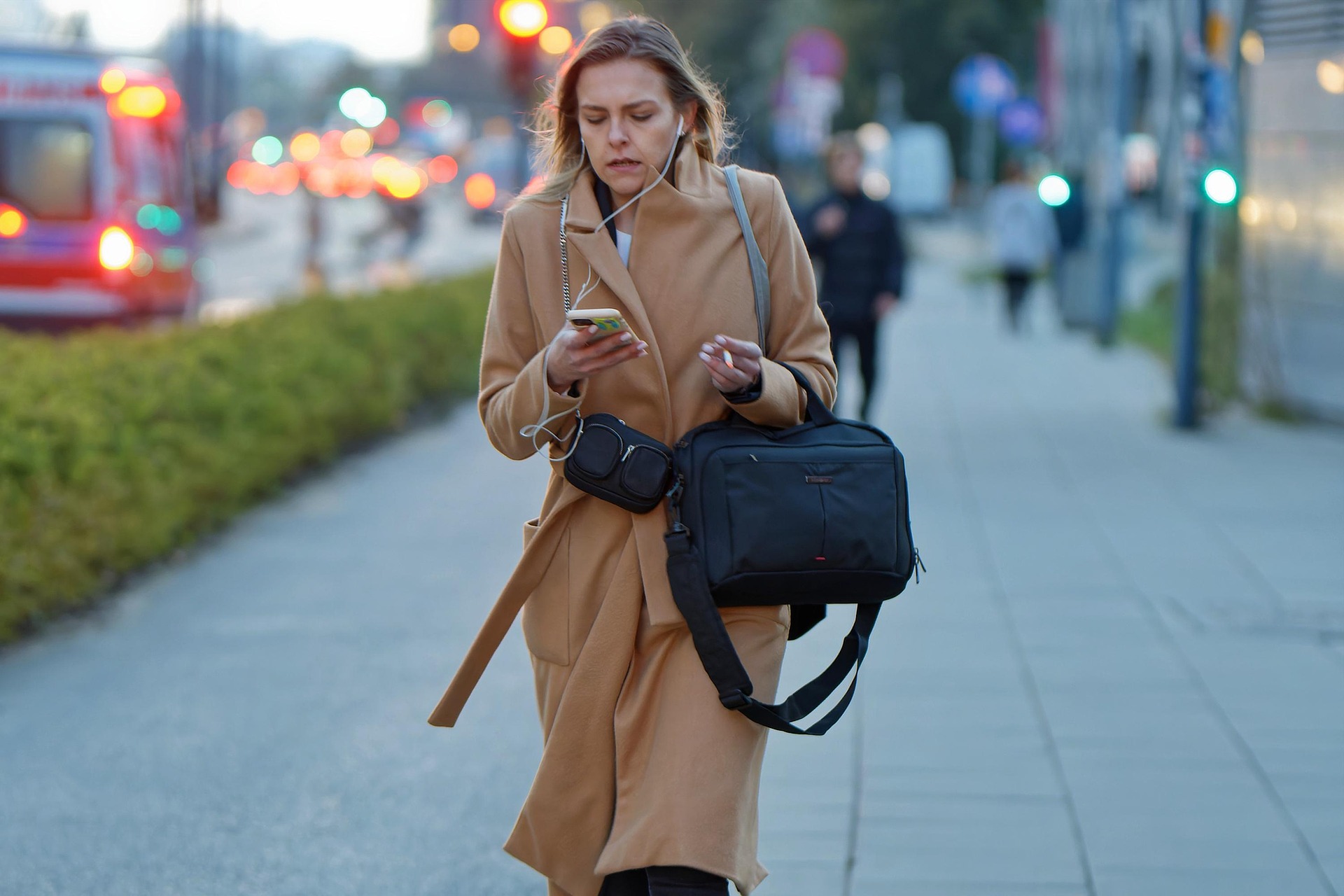 surprising_media-woman-6894424_1920