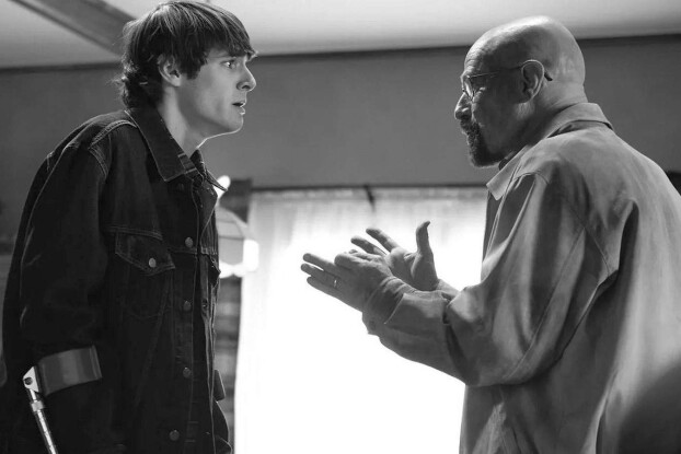 RJ Mitte (a sinistra) recita con Bryan Cranston in una scena di Breaking Bad