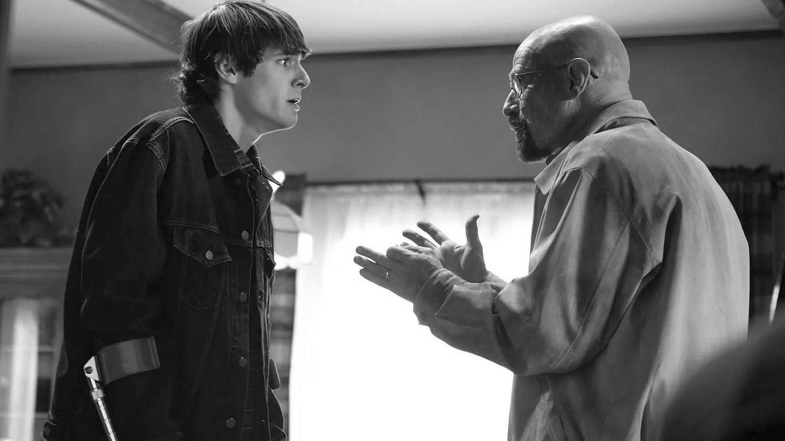 RJ Mitte (a sinistra) recita con Bryan Cranston in una scena di Breaking Bad