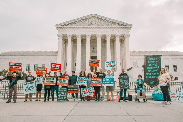 Un gruppo di manifestanti contro la piena di morte negli Usa