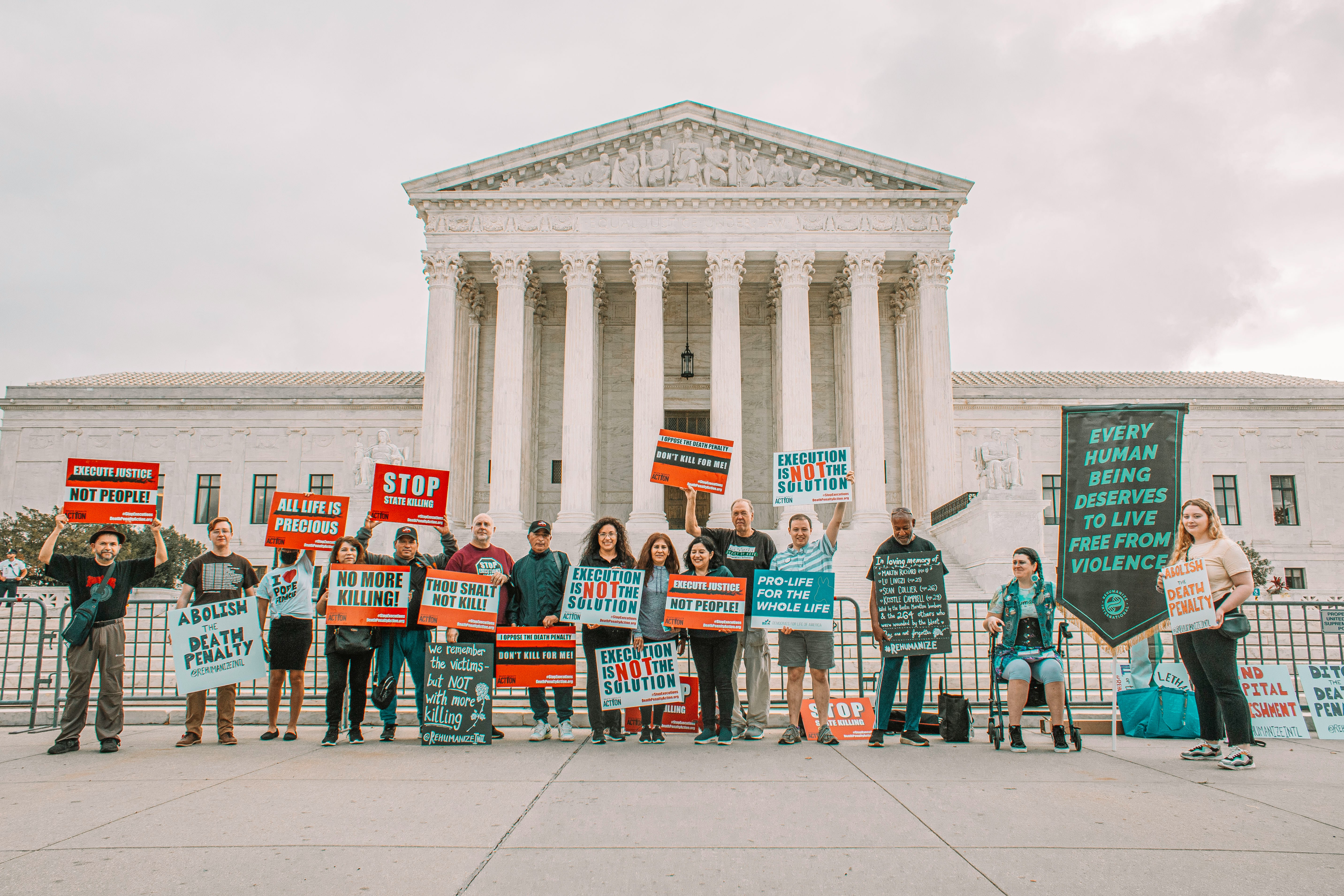 Un gruppo di manifestanti contro la piena di morte negli Usa